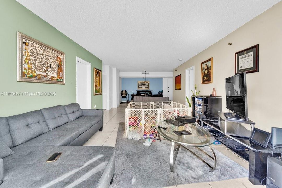 Active With Contract: $449,000 (2 beds, 2 baths, 1100 Square Feet)