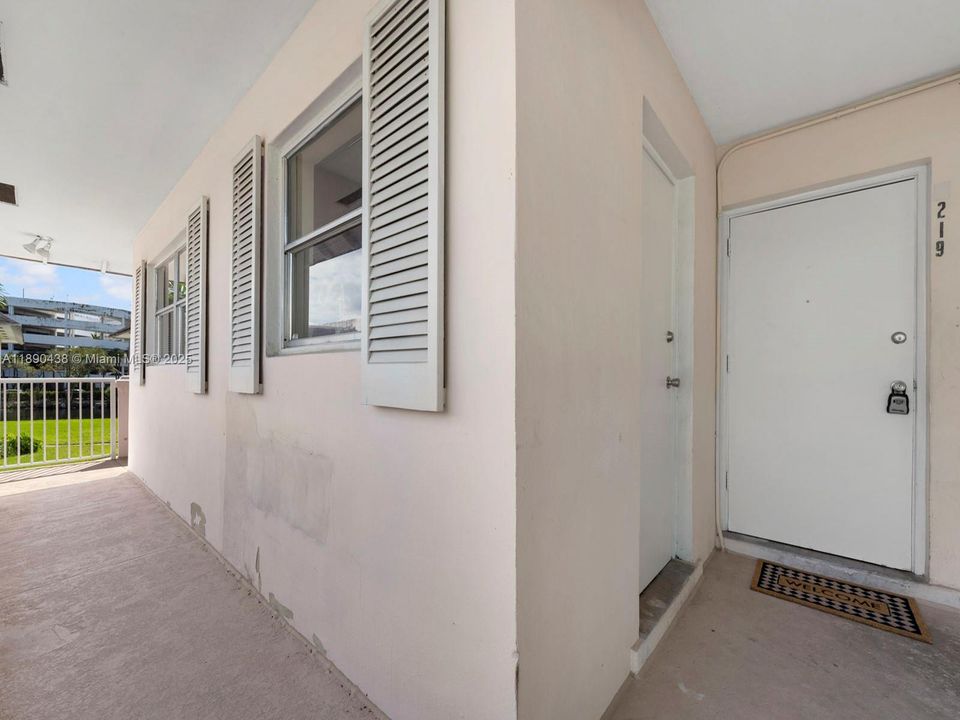 Active With Contract: $1,890 (2 beds, 1 baths, 730 Square Feet)