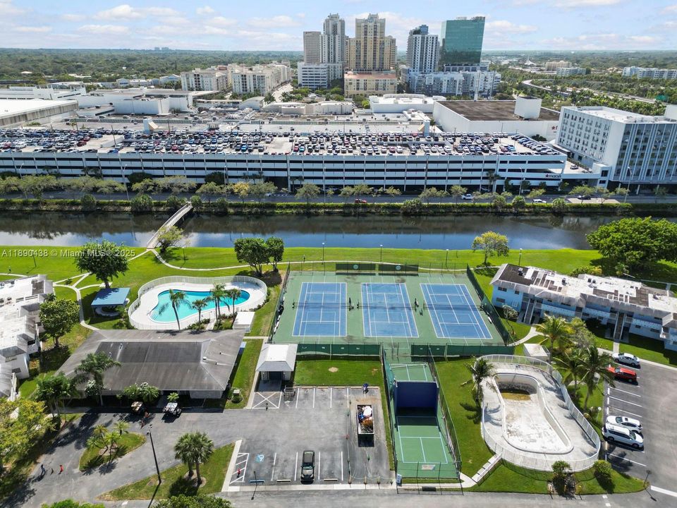 Active With Contract: $1,890 (2 beds, 1 baths, 730 Square Feet)