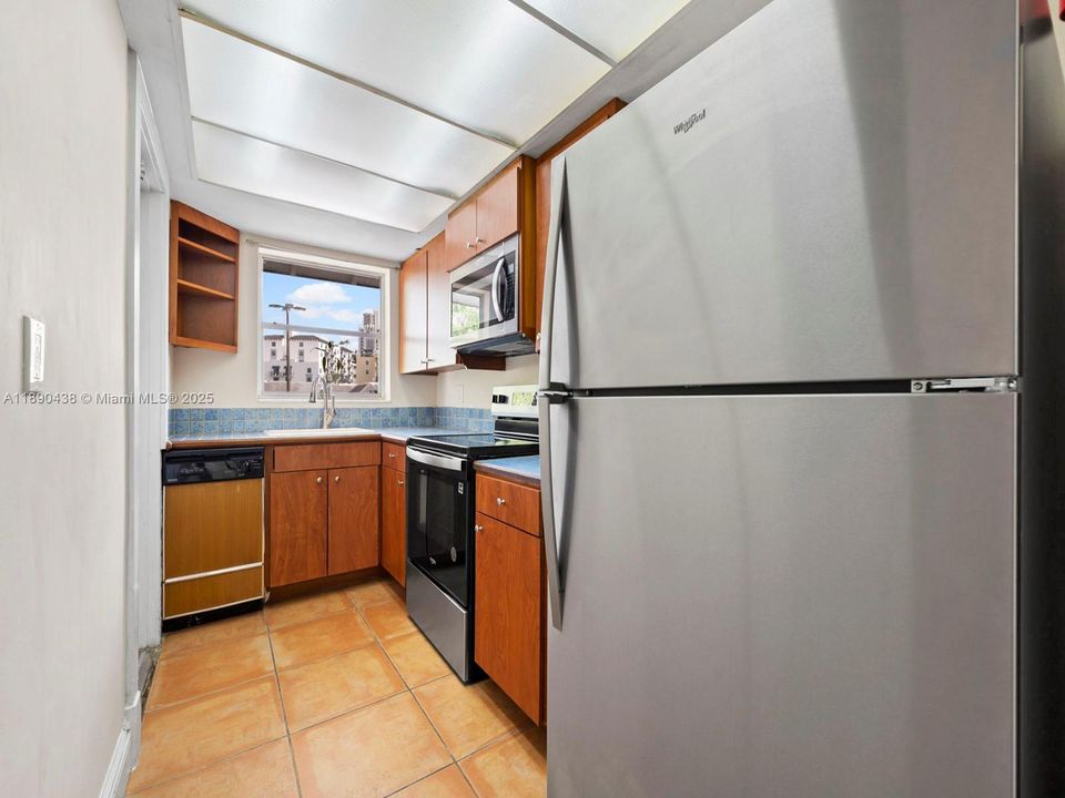 Active With Contract: $1,890 (2 beds, 1 baths, 730 Square Feet)