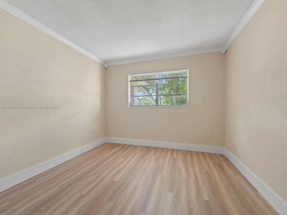 Active With Contract: $1,890 (2 beds, 1 baths, 730 Square Feet)