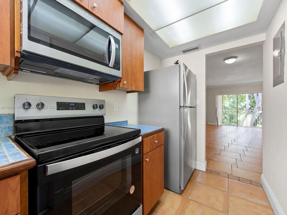 Active With Contract: $1,890 (2 beds, 1 baths, 730 Square Feet)
