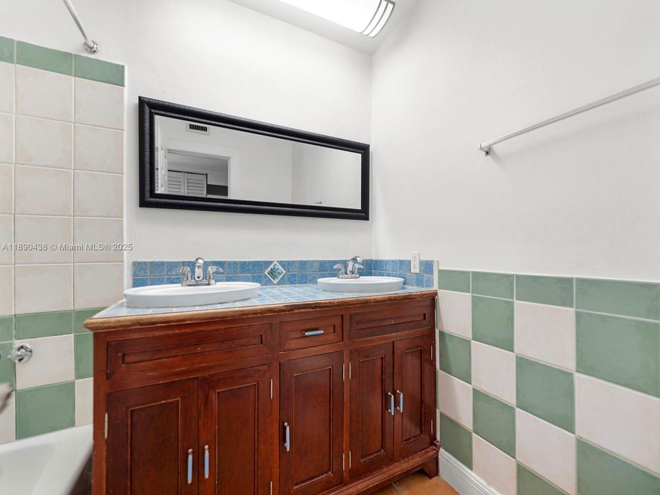 Active With Contract: $1,890 (2 beds, 1 baths, 730 Square Feet)