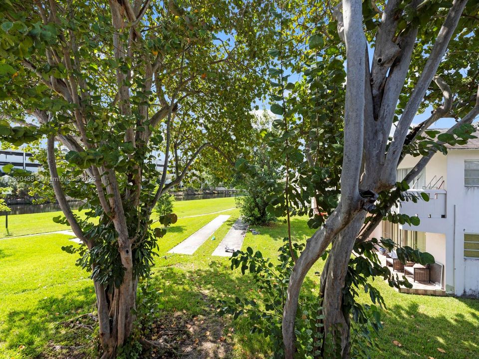 Active With Contract: $1,890 (2 beds, 1 baths, 730 Square Feet)