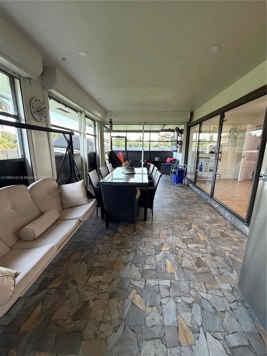 En Venta: $995,000 (4 camas, 3 baños, 2223 Pies cuadrados)