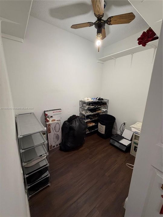 En Venta: $995,000 (4 camas, 3 baños, 2223 Pies cuadrados)