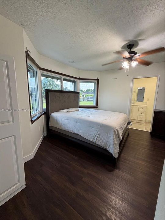 En Venta: $995,000 (4 camas, 3 baños, 2223 Pies cuadrados)