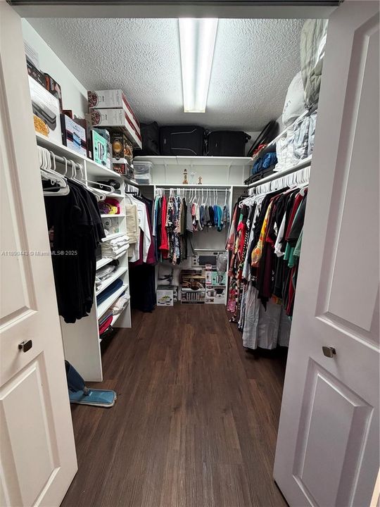 En Venta: $995,000 (4 camas, 3 baños, 2223 Pies cuadrados)