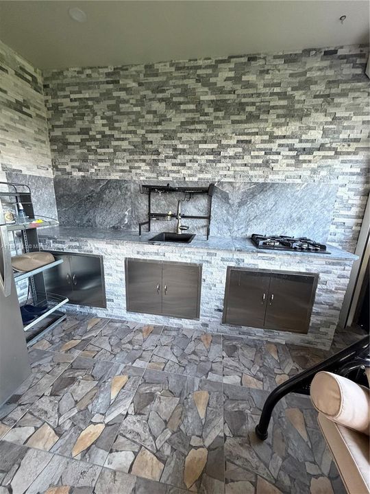 En Venta: $995,000 (4 camas, 3 baños, 2223 Pies cuadrados)