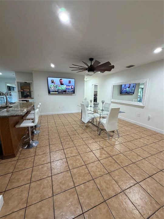 En Venta: $995,000 (4 camas, 3 baños, 2223 Pies cuadrados)