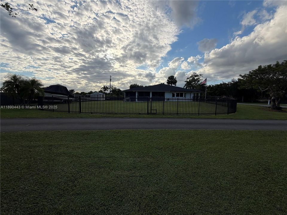 En Venta: $995,000 (4 camas, 3 baños, 2223 Pies cuadrados)