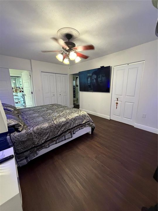 En Venta: $995,000 (4 camas, 3 baños, 2223 Pies cuadrados)