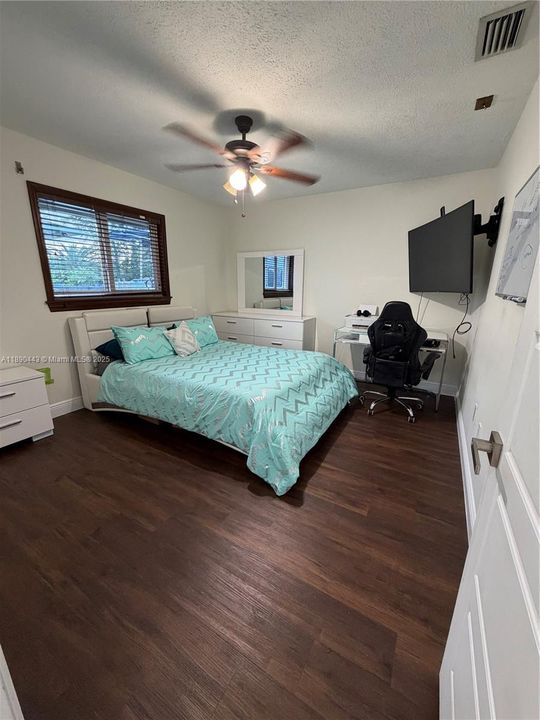 En Venta: $995,000 (4 camas, 3 baños, 2223 Pies cuadrados)