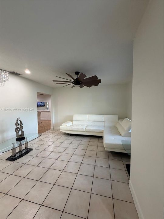 En Venta: $995,000 (4 camas, 3 baños, 2223 Pies cuadrados)