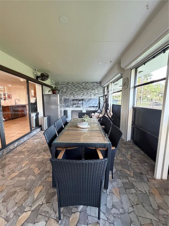 En Venta: $995,000 (4 camas, 3 baños, 2223 Pies cuadrados)