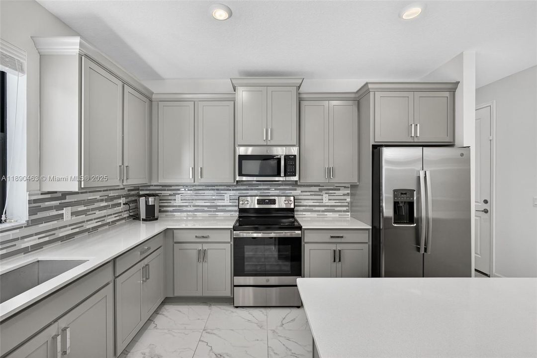 Activo con contrato: $725,000 (4 camas, 2 baños, 3065 Pies cuadrados)