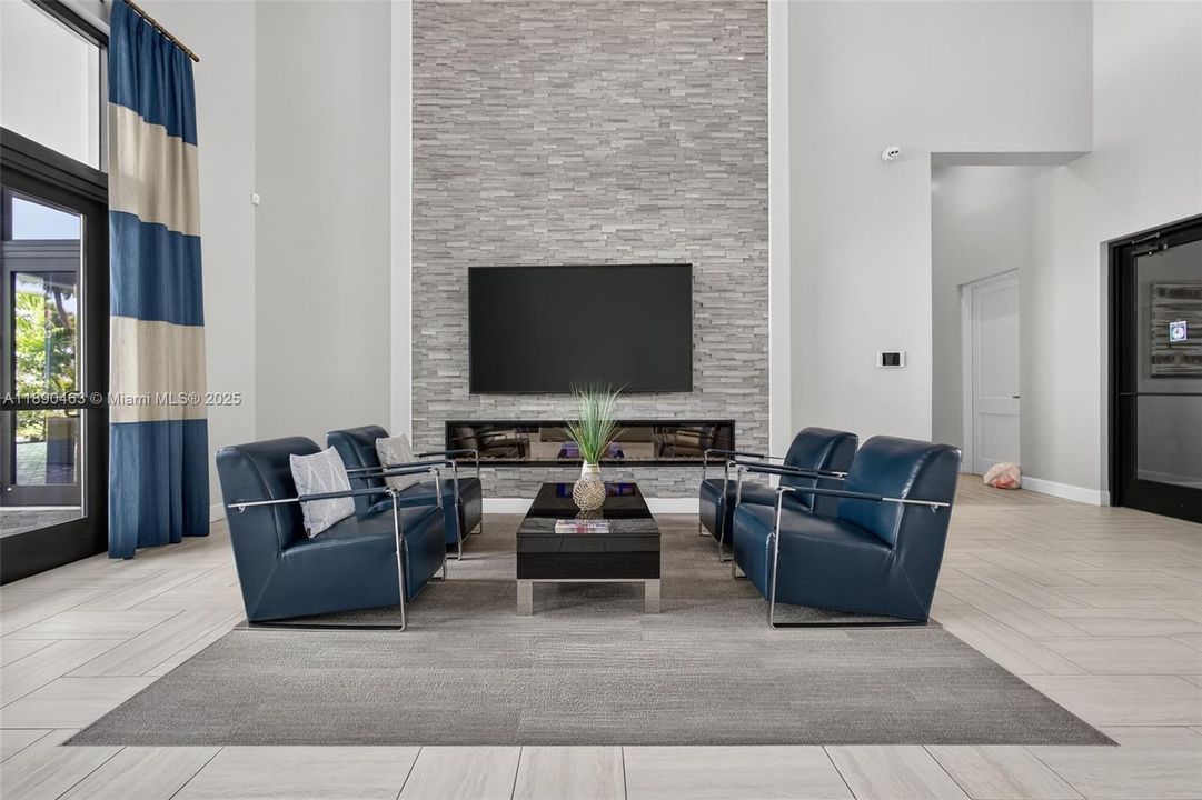 Activo con contrato: $725,000 (4 camas, 2 baños, 3065 Pies cuadrados)