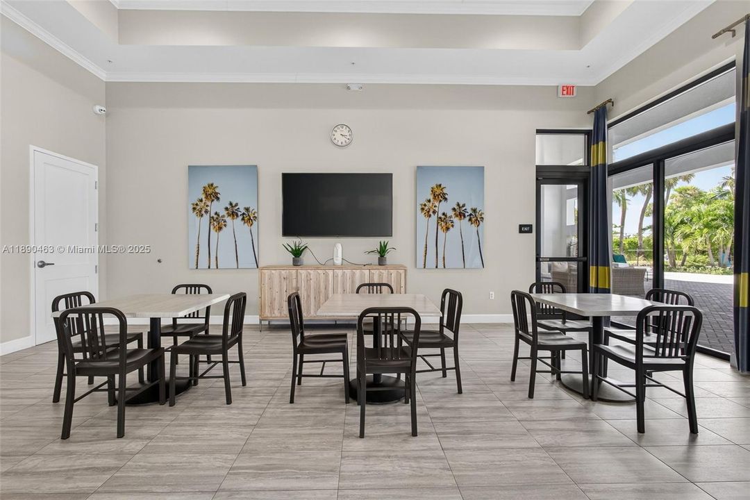 Activo con contrato: $725,000 (4 camas, 2 baños, 3065 Pies cuadrados)