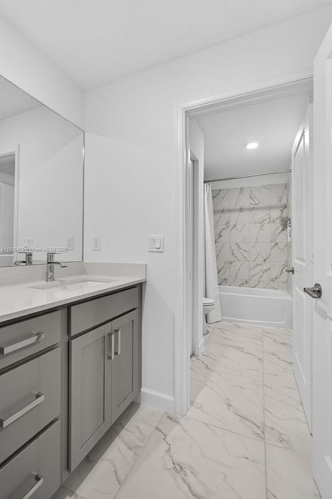 Activo con contrato: $725,000 (4 camas, 2 baños, 3065 Pies cuadrados)