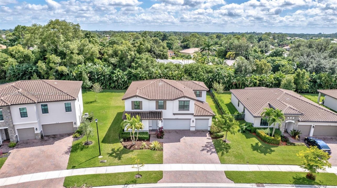 Activo con contrato: $725,000 (4 camas, 2 baños, 3065 Pies cuadrados)