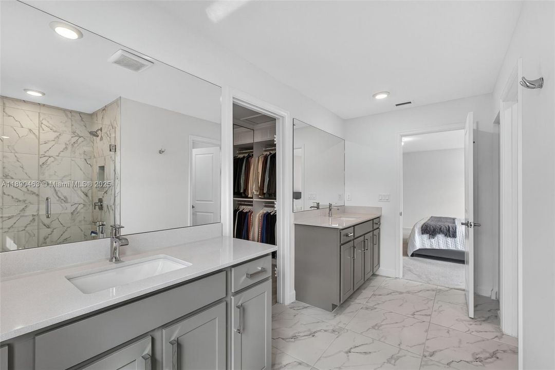 Activo con contrato: $725,000 (4 camas, 2 baños, 3065 Pies cuadrados)