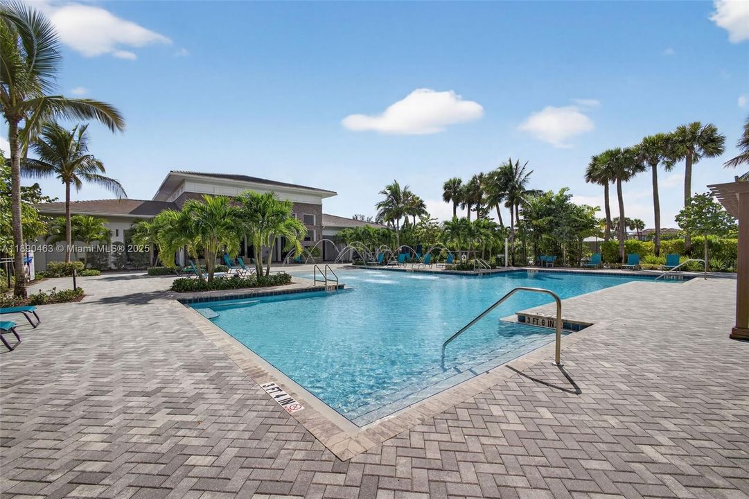 Activo con contrato: $725,000 (4 camas, 2 baños, 3065 Pies cuadrados)