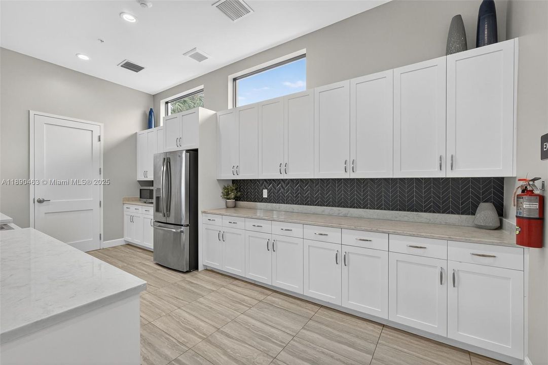 Activo con contrato: $725,000 (4 camas, 2 baños, 3065 Pies cuadrados)