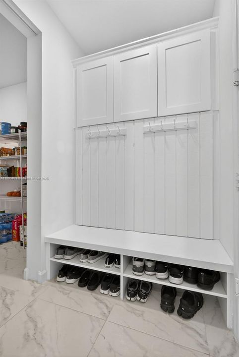 Activo con contrato: $725,000 (4 camas, 2 baños, 3065 Pies cuadrados)