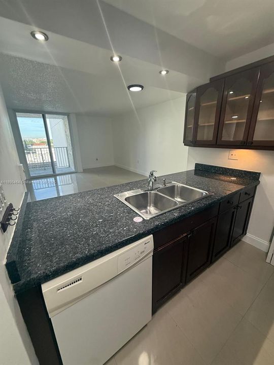 待售: $275,000 (1 贝兹, 1 浴室, 689 平方英尺)