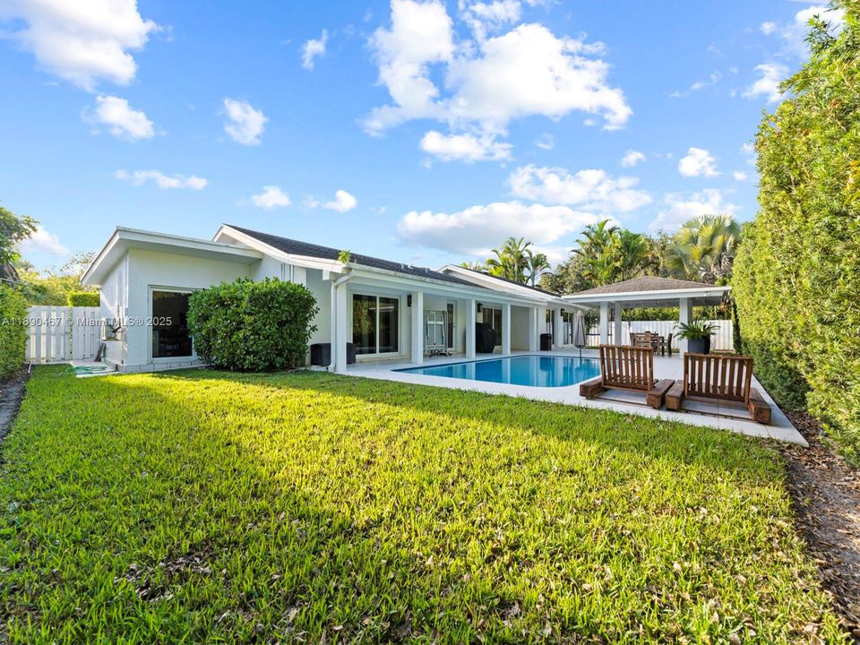 合同活跃: $5,500 (3 贝兹, 2 浴室, 1994 平方英尺)