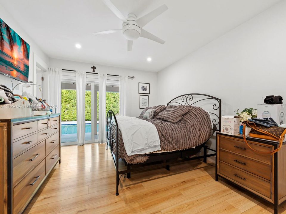 合同活跃: $5,500 (3 贝兹, 2 浴室, 1994 平方英尺)