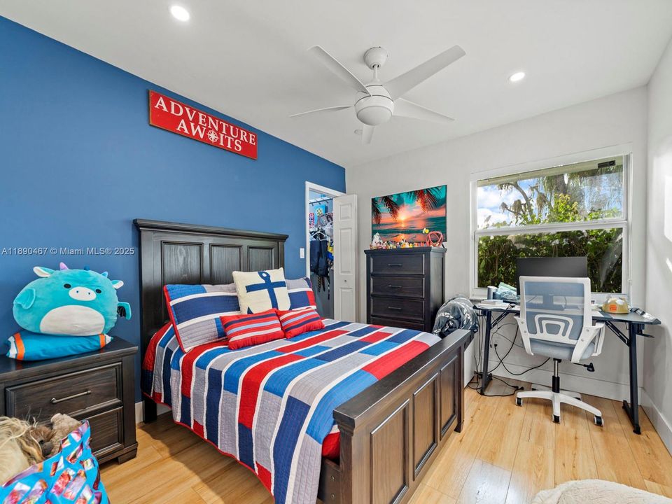 合同活跃: $5,500 (3 贝兹, 2 浴室, 1994 平方英尺)