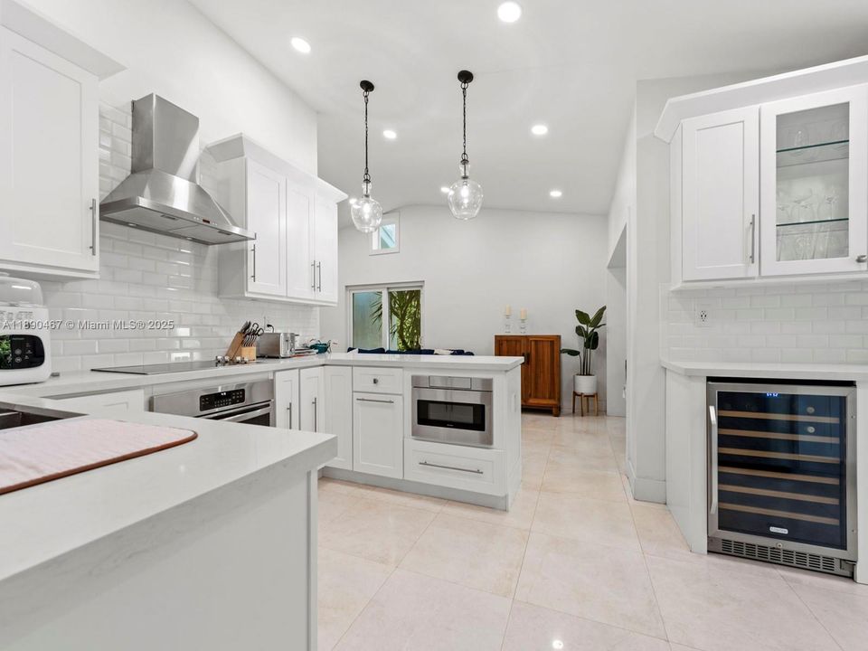 合同活跃: $5,500 (3 贝兹, 2 浴室, 1994 平方英尺)