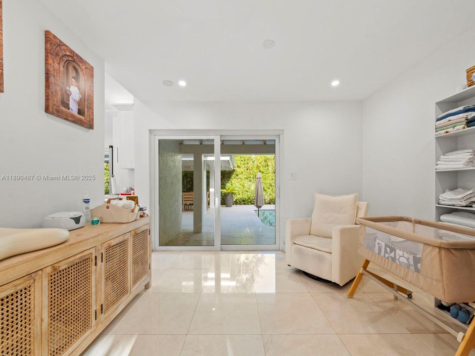 合同活跃: $5,500 (3 贝兹, 2 浴室, 1994 平方英尺)