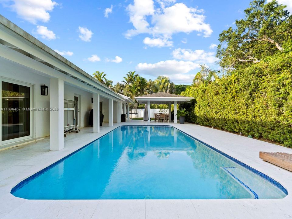 合同活跃: $5,500 (3 贝兹, 2 浴室, 1994 平方英尺)