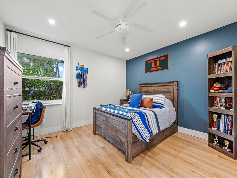 合同活跃: $5,500 (3 贝兹, 2 浴室, 1994 平方英尺)