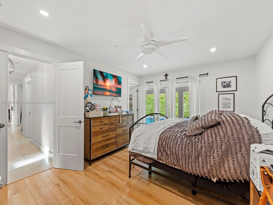 合同活跃: $5,500 (3 贝兹, 2 浴室, 1994 平方英尺)