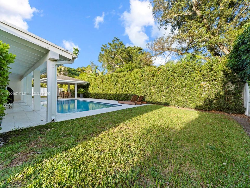 合同活跃: $5,500 (3 贝兹, 2 浴室, 1994 平方英尺)