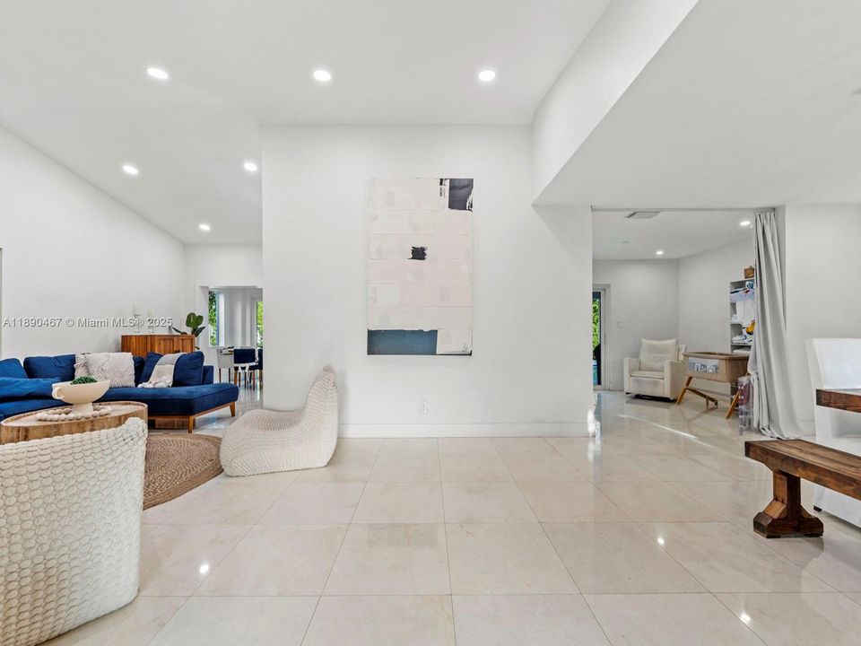 合同活跃: $5,500 (3 贝兹, 2 浴室, 1994 平方英尺)