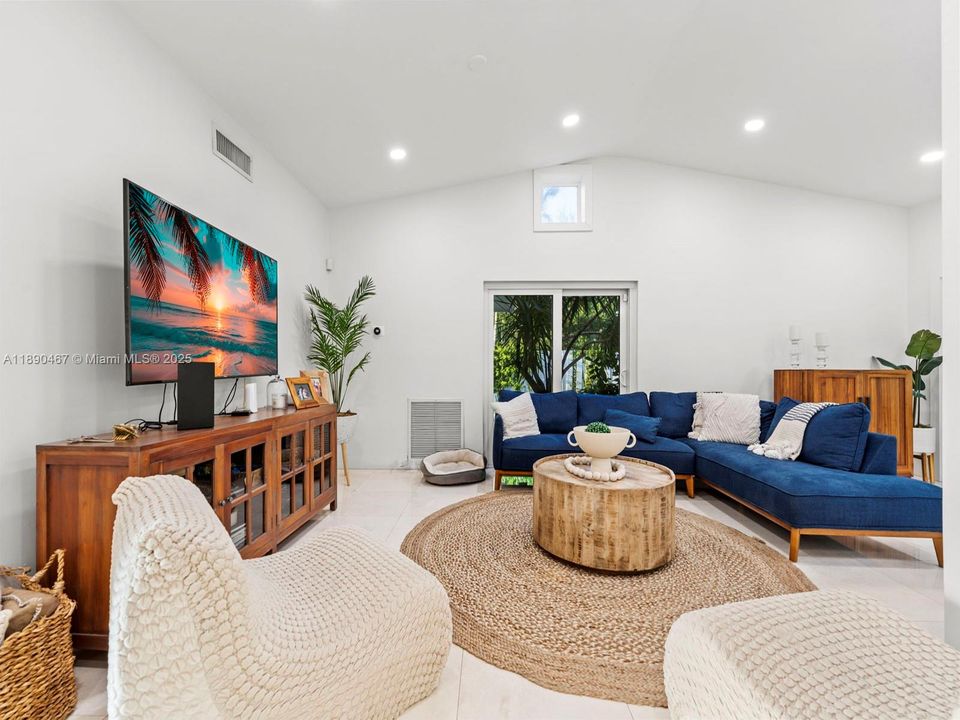 合同活跃: $5,500 (3 贝兹, 2 浴室, 1994 平方英尺)