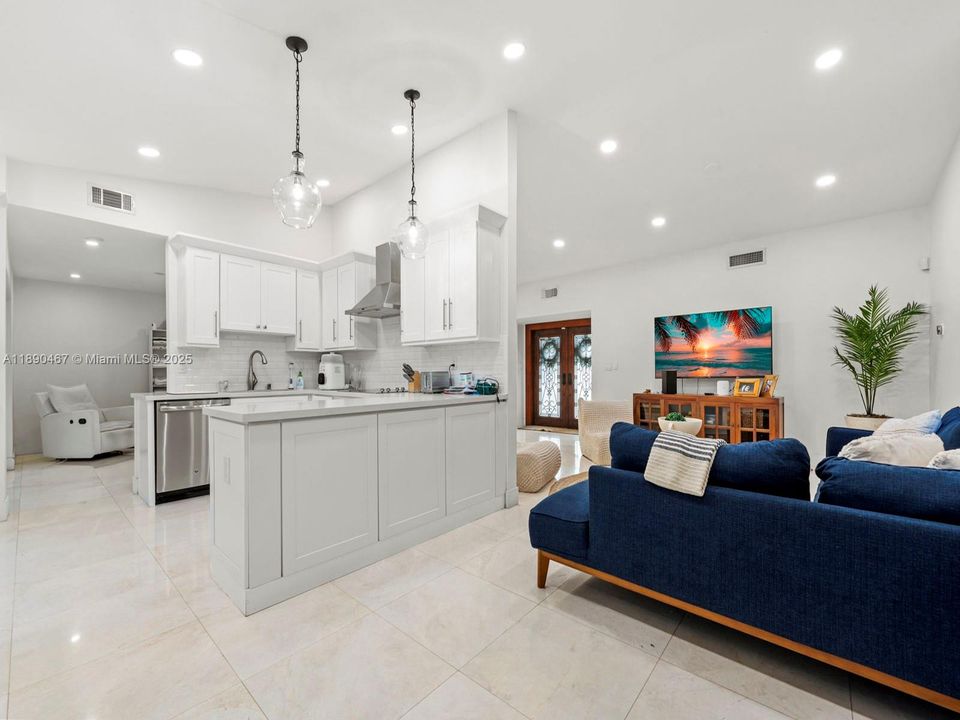 合同活跃: $5,500 (3 贝兹, 2 浴室, 1994 平方英尺)