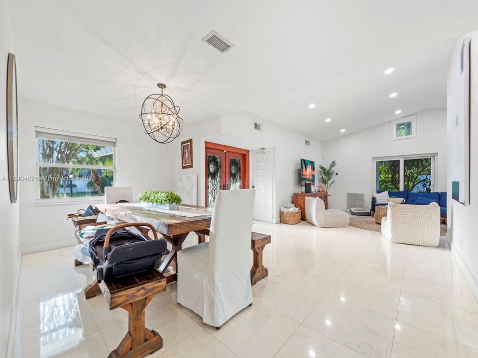 合同活跃: $5,500 (3 贝兹, 2 浴室, 1994 平方英尺)