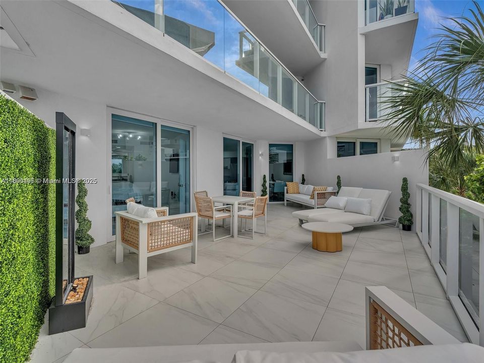 For Sale: $850,000 (2 beds, 2 baths, 1222 Square Feet)