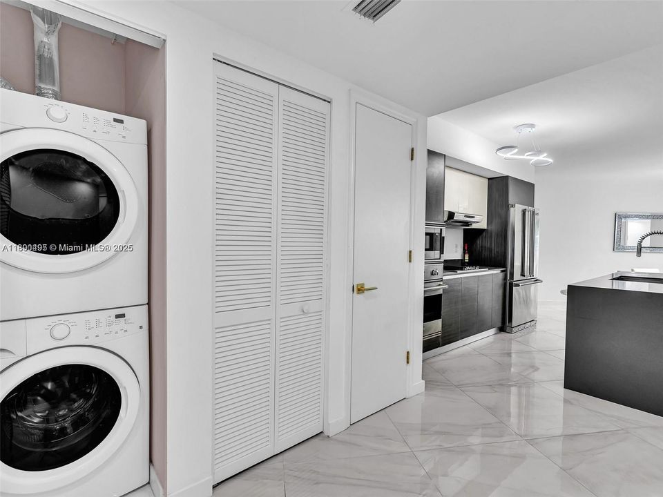 For Sale: $850,000 (2 beds, 2 baths, 1222 Square Feet)