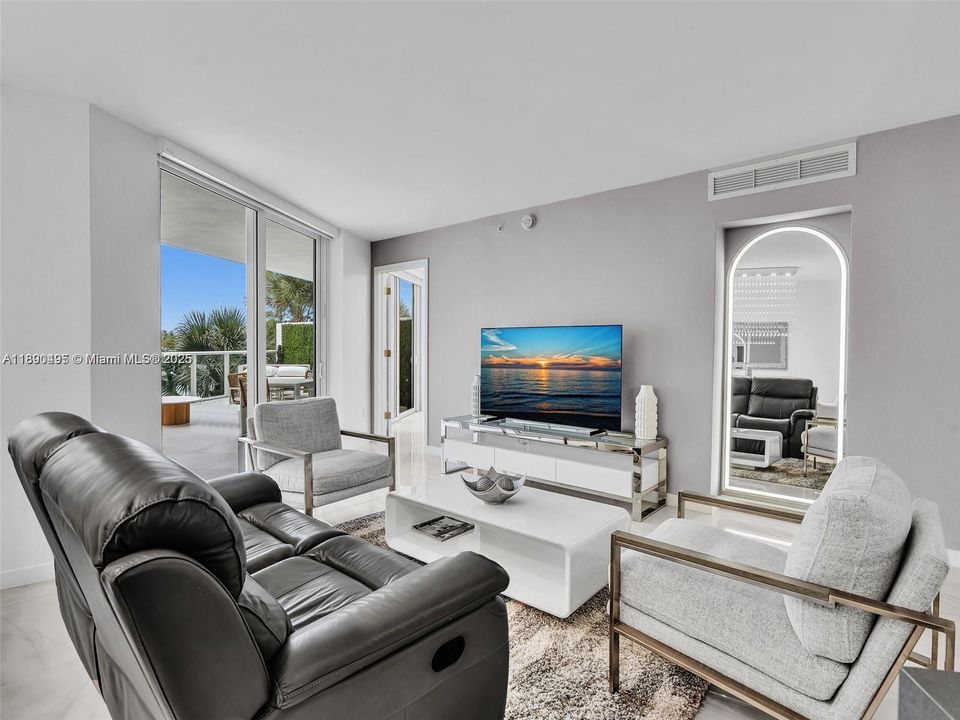 For Sale: $850,000 (2 beds, 2 baths, 1222 Square Feet)