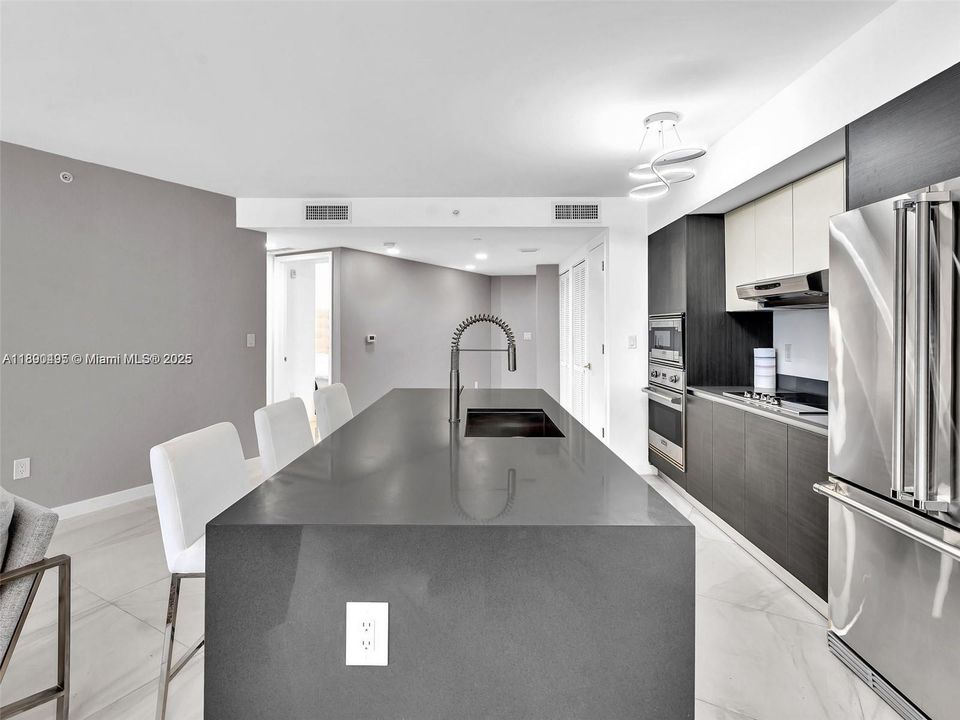 For Sale: $850,000 (2 beds, 2 baths, 1222 Square Feet)