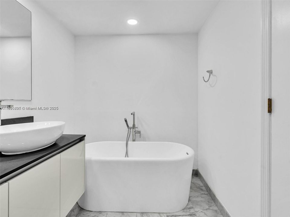 For Sale: $850,000 (2 beds, 2 baths, 1222 Square Feet)