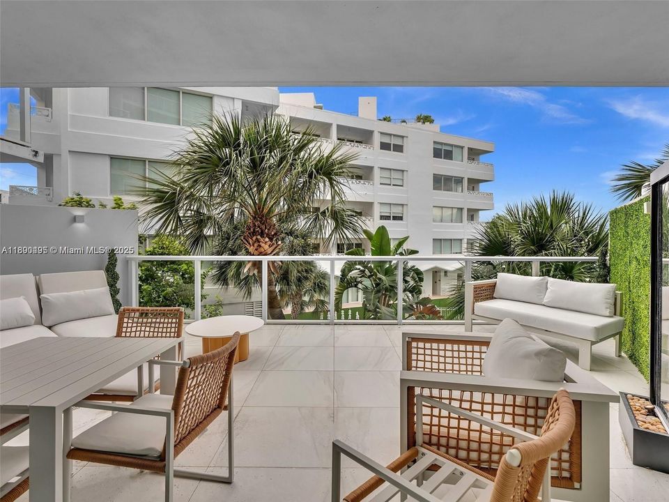 For Sale: $850,000 (2 beds, 2 baths, 1222 Square Feet)