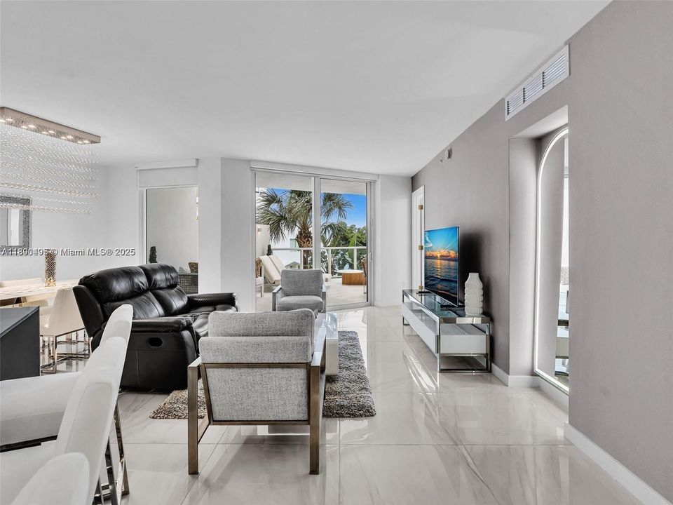 For Sale: $850,000 (2 beds, 2 baths, 1222 Square Feet)