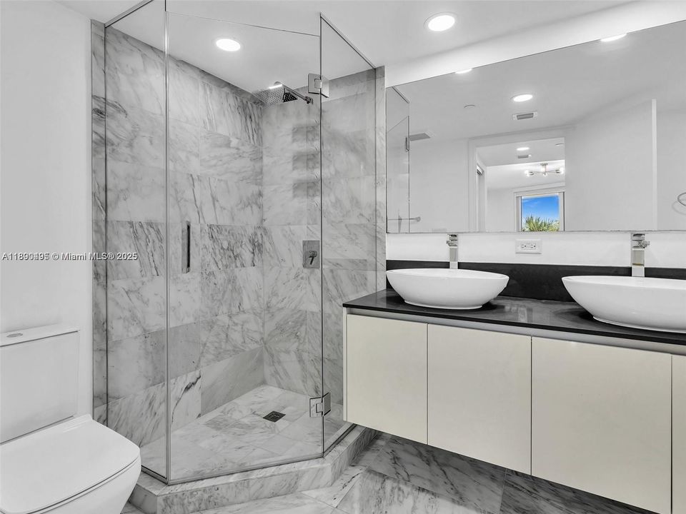 For Sale: $850,000 (2 beds, 2 baths, 1222 Square Feet)